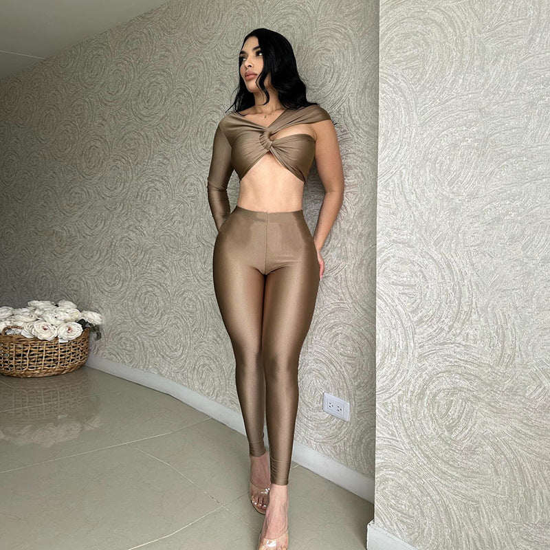 Navel-exposed top and slim-fitting trousers casual set