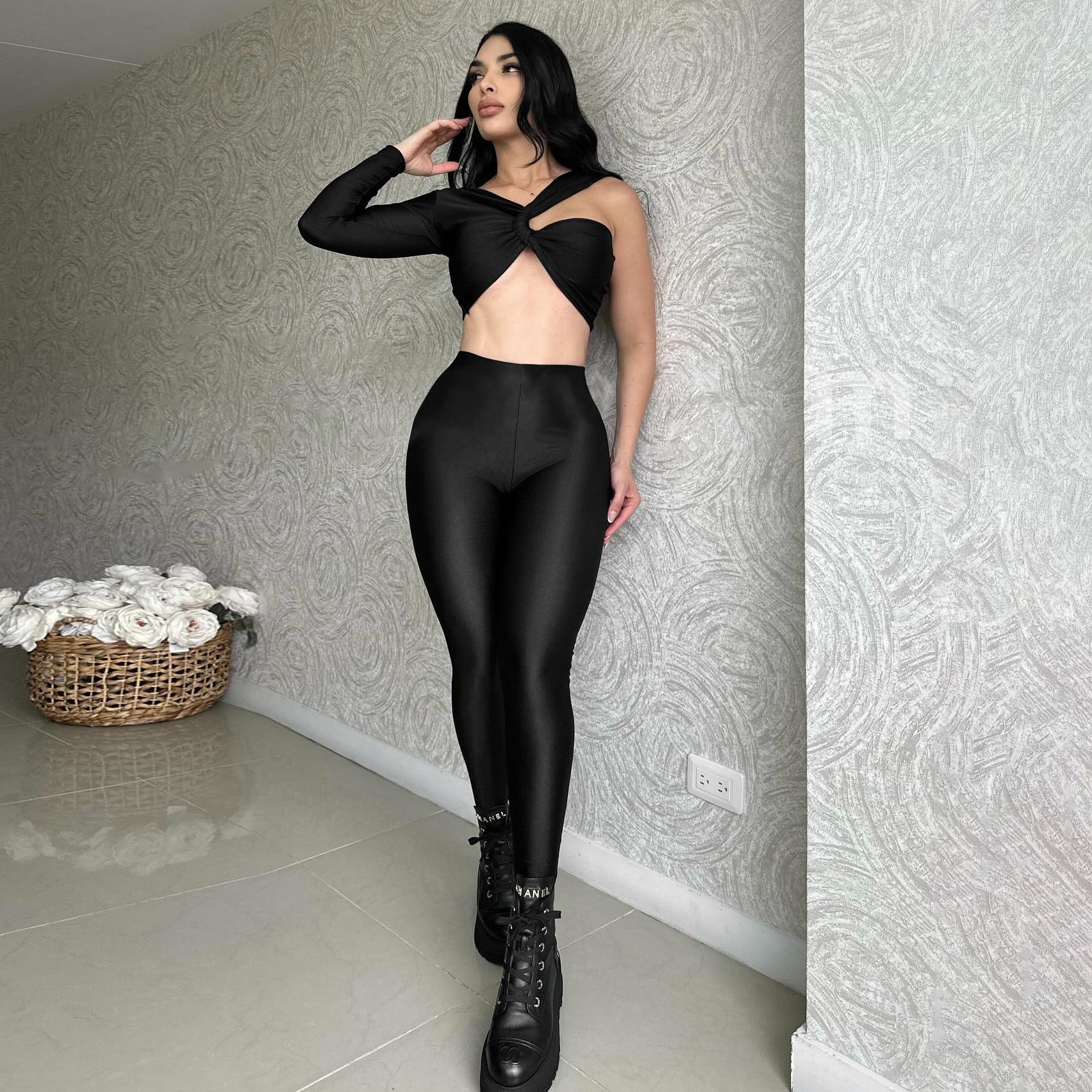 Navel-exposed top and slim-fitting trousers casual set